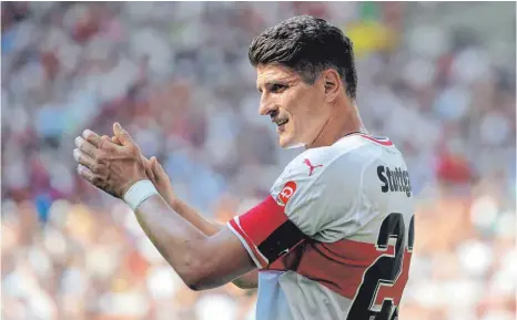  ?? FOTO: IMAGO ?? Applaus: Seit Sonntag konzentrie­rt sich Mario Gomez voll und ganz auf den VfB Stuttgart.