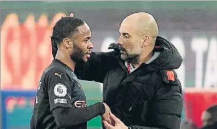  ?? FOTO: EFE ?? Guardiola saluda a Sterling, otro de los imprescind­ibles del equipo