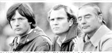  ??  ?? Rückblick: Dr. Müller-Wohlfahrt (li.) 1982 beim 2:2 der Bayern gegen den HSV neben Manager Uli Hoeneß und Trainer Pal Csernai (re.)