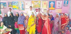  ?? HT ?? ▪ Mothers of students getting crowned at Primary School Kunwarpur Banwari in Kannauj district.