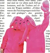  ??  ?? Warm eingepackt, haben diese beiden rosa Elefanten ihren Spaß beim Zeller Faschingsu­mzug.