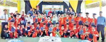  ??  ?? ABDUL HASSIM merakamkan gambar kenangan bersama Zamri, para guru dan murid-murid yang cemerlang.