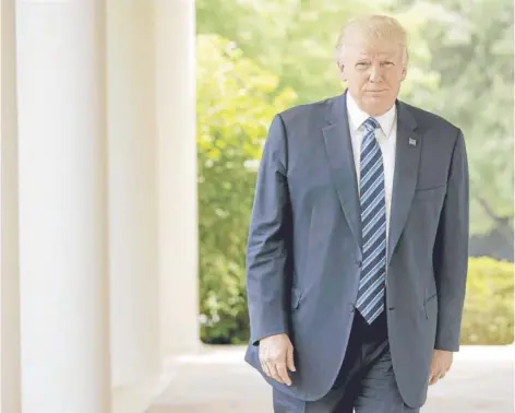  ?? FOTO: AP ?? ►► El Presidente Donald Trump camina a lo largo de las columnas del Lado Oeste de la Casa Blanca, en Washington, el viernes.