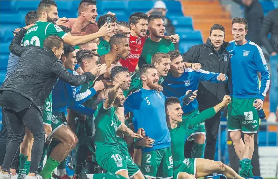  ?? FOTO: J. A. GARCÍA SIRVENT ?? Los jugadores del Leganés, radiantes en el césped del Santiago Bernabéu minutos después de hacer historia al eliminar al Real Madrid y alcanzar las semifinale­s de la Copa