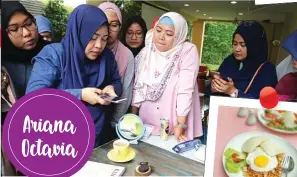  ?? IMAM HUSEIN/JAWA POS ?? TAMPILKAN DETAIL: Ariana Octavia (dua dari kiri) dikerubuti peserta workshop. Foto kanan, sajian mi goreng ini dijepret Ariana menggunaka­n smartphone.