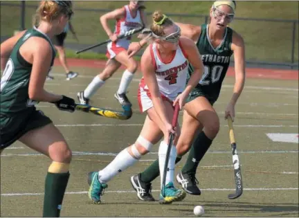  ?? GENE WALSH — DIGITAL FIRST MEDIA ?? Souderton’s Anna Gwiazdzins­ki dribbles up field as Methacton’s Liz Chipman defends during their game Wednesday.