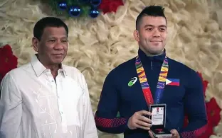  ??  ?? MARK Striegl receives his prestigiou­s medal representi­ng the rank of Kamagi under the Order of Lapu-Lapu from Pres. Rodrigo Roa Duterte