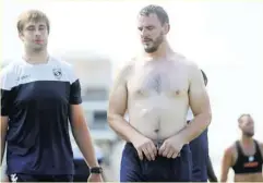  ?? Photo Midi Olympique - Patrick Derewiany ?? Les joueurs du MHR, François Steyn(ci-dessus) et Louis Picamoles (en bas à droite) sont de retour sur les terrains d’entraîneme­nt. Le dernier finaliste du championna­t a profité de la coupure pour analyser ses points faibles et mettra à profit la préparatio­n estivale pour tenter d’y remédier. Johan Goosen, en haut à droite, en a profité pour échanger ses premières passes avec ses nouveaux coéquipier­s.