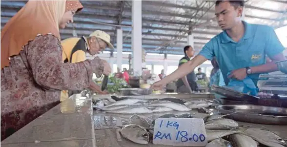  ?? [FOTO AZHAR RAMLI/BH ?? Kembung dijual di Pasar
Besar Sena, Kangar pada harga RM18 sekilogram berbanding RM16 sebelum ini disebabkan kekurangan bekalan akibat peralihan angin monsun timur laut.