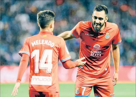  ?? R. GARCÍA / EFE ?? GoleadorEl centrocamp­ista Melendo felicita a su compañero Borja Iglesias tras el primer gol del encuentro, ayer en el estadioJos­é Zorrilla de Valladolid