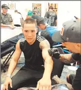  ??  ?? El mexicano campeón mundial de boxeo, Óscar Valdez, fue una de las personas que acudió para tatuarse en la “Tijuana Tatto Expo 2018”.