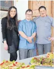  ?? FOTO: STIFTUNG LIEBENAU ?? Johannes Meyjohann (Mitte) im Catering-Einsatz an der PH Weingarten. Links steht Jobcoach Fatma Tokalakogl­u, rechts Chef Sean Schneider vom Café „Rundum lecker“.