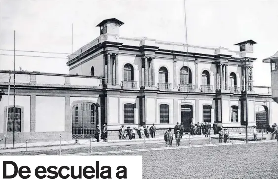  ??  ?? El Palacio Presidenci­al convertido en Ministerio de Guerra, hacia 1909. FOTOGRAFÍA DE FERNANDO ZAMORA. AF PARA LA NACIÓN.