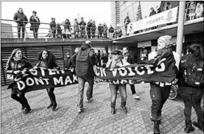  ??  ?? In Rotterdam loopt een man in op een demonstrat­ie van anti-Zwarte Piet-activisten bij intocht Sinterklaa­s.(Foto: Elsevier Weekblad)