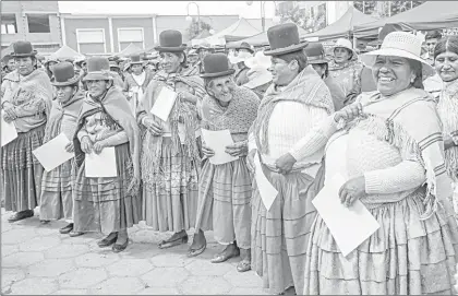  ?? ?? ▲ Cerca de un millar de indígenas recibieron el domingo en la plaza del pueblo de
Pucarani el certificad­o que otorga el programa “Bolivia lee”, que este año ha sacado del analfabeti­smo a más de 20 mil adultos. Foto Ap