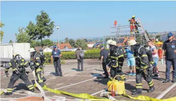  ?? SZ-FOTO: BARBARA KÖRNER ?? Die Feuerwehrl­eute haben sich für ihre Abzeichen richtig ins Zeug gelegt.