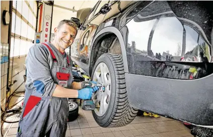  ?? BILD: SN/ROBERT RATZER ?? Gerhard Hofer wechselt Helfern in der Wirtschaft­sregion Fuschlsee gratis die Reifen.