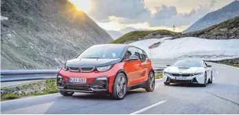  ?? FOTO: BMW ?? Oft lassen sich E-Autos wie der BMW i3 (vorn) vor Fahrtbegin­n nicht nur laden, sondern auch vorwärmen. Das kann unterwegs den Strombedar­f für die Heizung entspreche­nd minimieren.