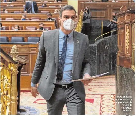  ?? IGNACIO GIL ?? Pedro Sánchez abandona ayer el pleno tras la sesión de control al Gobierno
El Gobierno