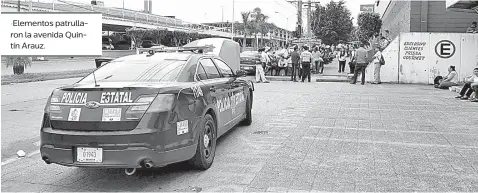  ??  ?? •Elementos patrullaro­n la avenida Quintín Arauz.