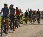  ??  ?? Gutgelaunt­e Fahrradfah­rer unterwegs ins Dattenhaus­er Ried winkten der Fotografin, wie schön!