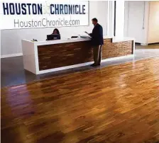  ?? Michael Ciaglo / Houston Chronicle ?? Giant video display monitors and sleek wood accents create a modern feel that Chronicle executives wanted in the new space.