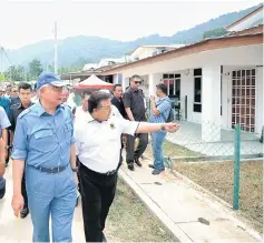  ??  ?? Najib (left) visits PPR site project after launching Tekek Makmur People’s Housing Project at Pulau Tioman. — Bernama photo