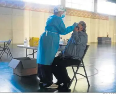  ?? JUAN ACRLOS MUÑOZ ?? Una enfermera hace una prueba de diagnóstic­o en un polideport­ivo de Sevilla.