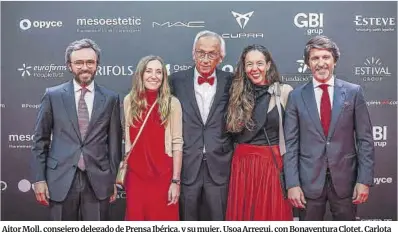  ?? Manu Mitru ?? Aitor Moll, consejero delegado de Prensa Ibérica, y su mujer, Usoa Arregui, con Bonaventur­a Clotet, Carlota Pi, presidenta ejecutiva de Holaluz, y Sergi Guillot, director general de Prensa Ibérica.