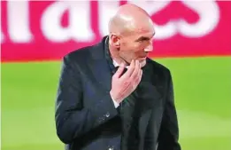  ?? EFE ?? Zinedine Zidane, pensativo durante el partido de ayer ante la Real Sociedad