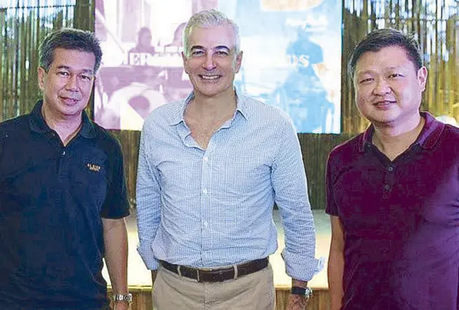  ??  ?? Fernando Zobel (center), with Junie Jalandoni (right) and Al Legaspi: Armed with foresight, patience, and concern for the community, they focus on sustainabl­e tourism in El Nido as the resort continues to be listed as one of the most beautiful beaches...