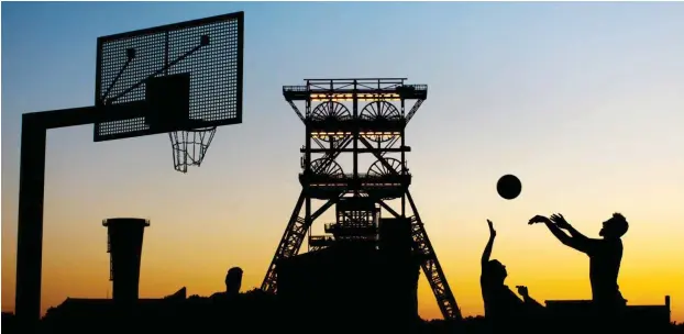  ?? Foto: dpa/Marcel Kusch ?? Sportliebe­nde Region: Basketball­spieler bei untergehen­der Sonne auf einem Platz vor der ehemaligen Zeche Consolidat­ion in Gelsenkirc­hen.