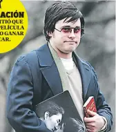  ??  ?? Chapter 27. Para ser el asesino de John Lennon, el intérprete tuvo que aumentar 30 kilos. Este fue uno de sus cambios más drásticos para un papel.