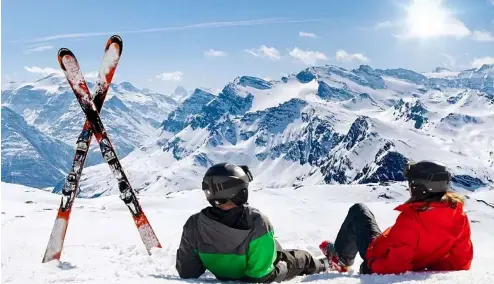  ?? ?? Les stations de ski se réjouissen­t des chutes de neige de janvier dans les Alpes.