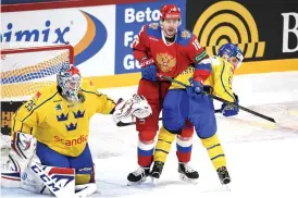  ?? FOTO: LEHTIKUVA/HEIKKI SAUKKOMAA ?? Sverige fick ge sig i matchen mot Ryssland.