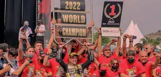  ?? ?? La gioia Alvaro Bautista, 37 anni, festeggia con la sua squadra: per la Ducati è il 15° titolo piloti in Superbike