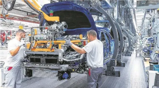  ?? ARCHIVO LA NUEVA. ?? LA INDUSTRIA automotriz, con una retracción del 19%, fue una de las ramas más afectadas, producto de la caída de las ventas al mercado interno.