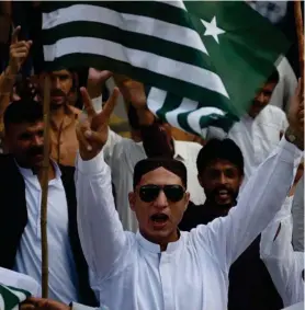  ?? AFP ?? Un grupo de manifestan­tes grita consignas antiindias mientras agitan banderas de Cachemira durante una protesta en Karachi.