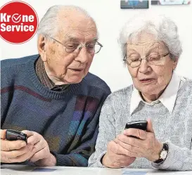  ??  ?? Bei Senioren ist laut Experten die Hemmschwel­le bei digitalen Produkten höher. fit4intern­et geht daher auf sie zu und bietet Hilfe an.