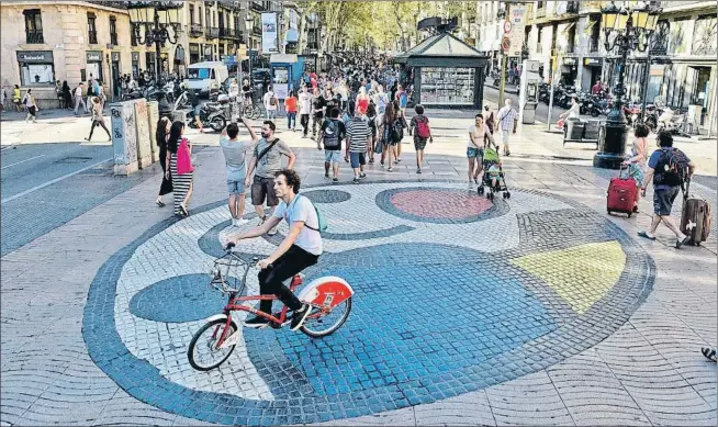  ?? ÀLEX GARCIA ?? El símbolo. El mosaico de Miró vuelve a lucir su aspecto habitual después de que el Ayuntamien­to retirara las ofrendas hechas tras el 17-A