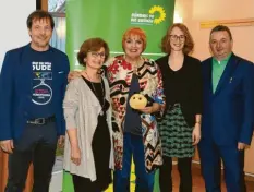  ?? Foto: Szilvia Izsó ?? Bundestags-Vizepräsid­entin Claudia Roth (Mitte) mit den Vertretern des GrünenKrei­sverbandes (von links): Reinhard Neff, Ursula Kneißl-Eder, Eva Lettenbaue­r und Albert Riedelshei­mer.