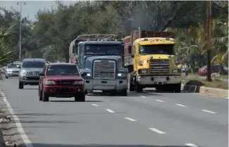  ?? A. MÉNDEZ ?? Algunos conductore­s de vehículos pesados circulaban en el carril izquierdo.