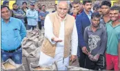  ??  ?? Chief Minister Bhupesh Baghel interactin­g with farmers at a paddy procuremen­t centre in Chhattisga­rh