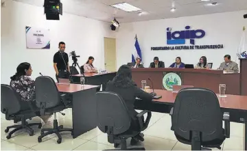  ??  ?? Recusado. El comisionad­o Juan Carlos Turcios ha sido recusado en al menos cinco audiencias que ha celebrado el IAIP por su vinculació­n labora, hasta el viernes pasado, con el Gobierno.