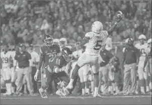  ?? LOREN ORR | GETTY IMAGES ?? UCONN QUARTERBAC­K DAVID PINDELL said this week that crowd noise was a factor in the loss at Boise State. The Huskies prepared for another likely noisy venue, Syracuse’s Carrier Dome, by pumping noise into their practice sessions to help get ready for the Orange.