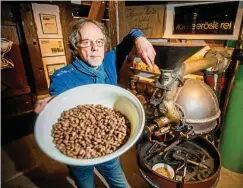  ??  ?? Im Kugel-kaffeeröst­er werden heute noch Bohnen geröstet. Der hauseigene Tabakspeic­her-kaffee kann auch probiert werden.