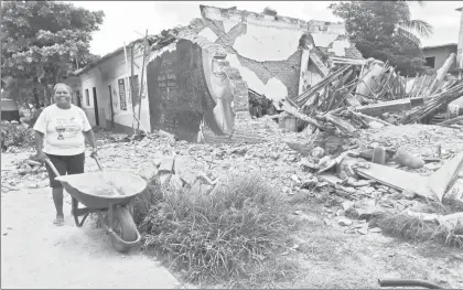  ?? Foto Diana Manzo ?? Entre los escombros de su vivienda destruida por el temblor, Teresa recoge tabiques para construise una cocina