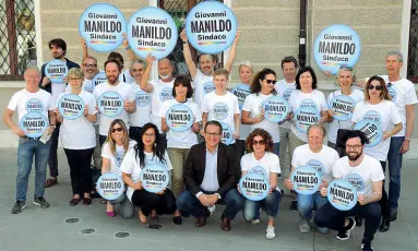  ??  ?? In piazza Santa Maria dei Battuti Giovanni Manildo (al centro) con i candidati della sua nuova civica