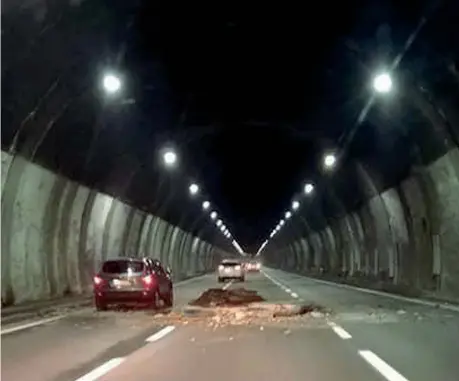  ??  ?? All’interno
La caduta di alcuni pezzi della volta dalla galleria Berté, lungo l’autostrada A26, in una foto pubblicata dal profilo Facebook del comune di Rossiglion­e (Genova)