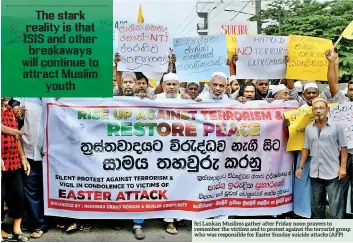  ??  ?? Sri Lankan Muslims gather after Friday noon prayers to remember the victims and to protest against the terrorist group who was responsibl­e for Easter Sunday suicide attacks (AFP)